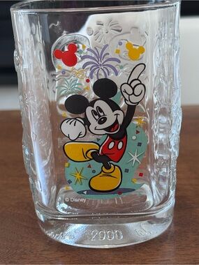 Vintage 2000 Walt Disney World Millennium
Collectible tumblers Made in France 🇫🇷